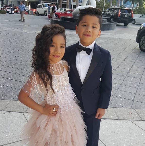 Ashley y Jean Paul deslumbraron con tan elegante vestimenta a su llegada al AmericanAirlines Arena de Miami, Florida.