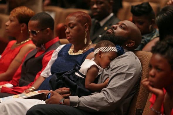 En el funeral también se dijo que estuvieron presentes familiares de Trayvon Martin, otro afroamericano muerto por un vigilante voluntario.