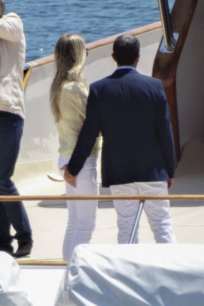 ¡Antonio aprovechó para tocar los encantos de su novia!