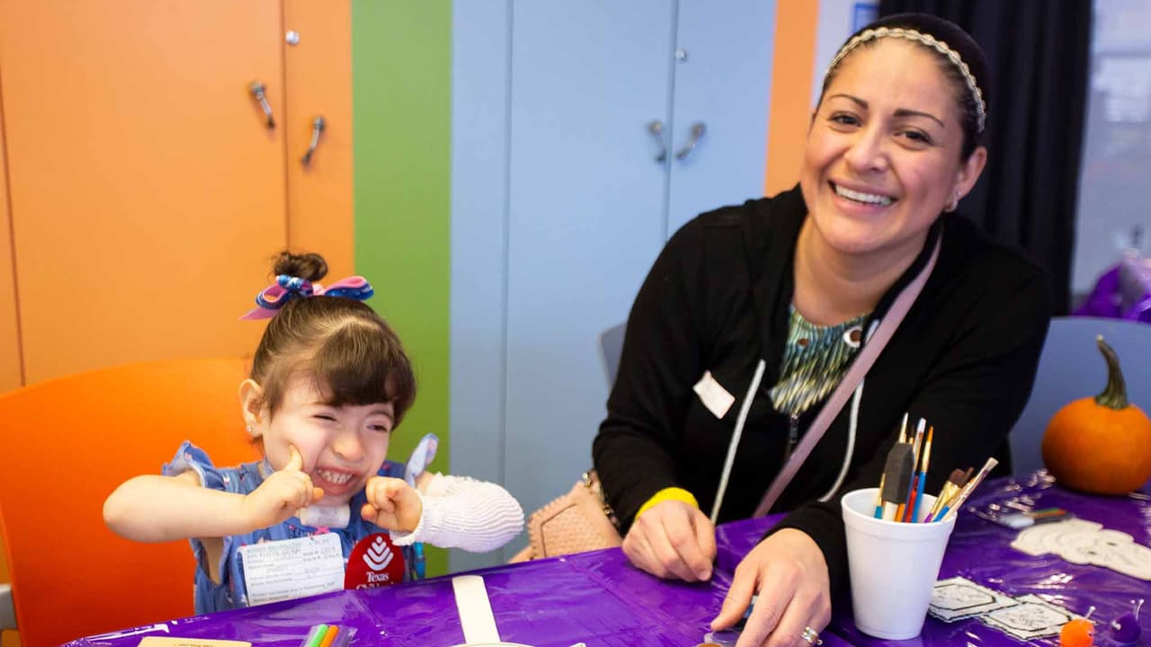 Con la asesoria de especialistas los menores realizan artículos para la temporada.