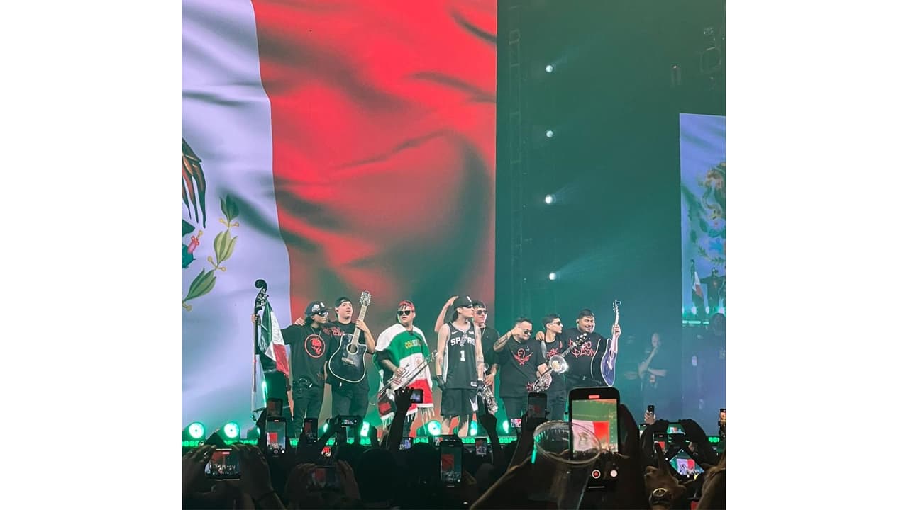 Peso Pluma y sus músicos conquistaron a la audiencia en el AT&T Center de San Antonio.