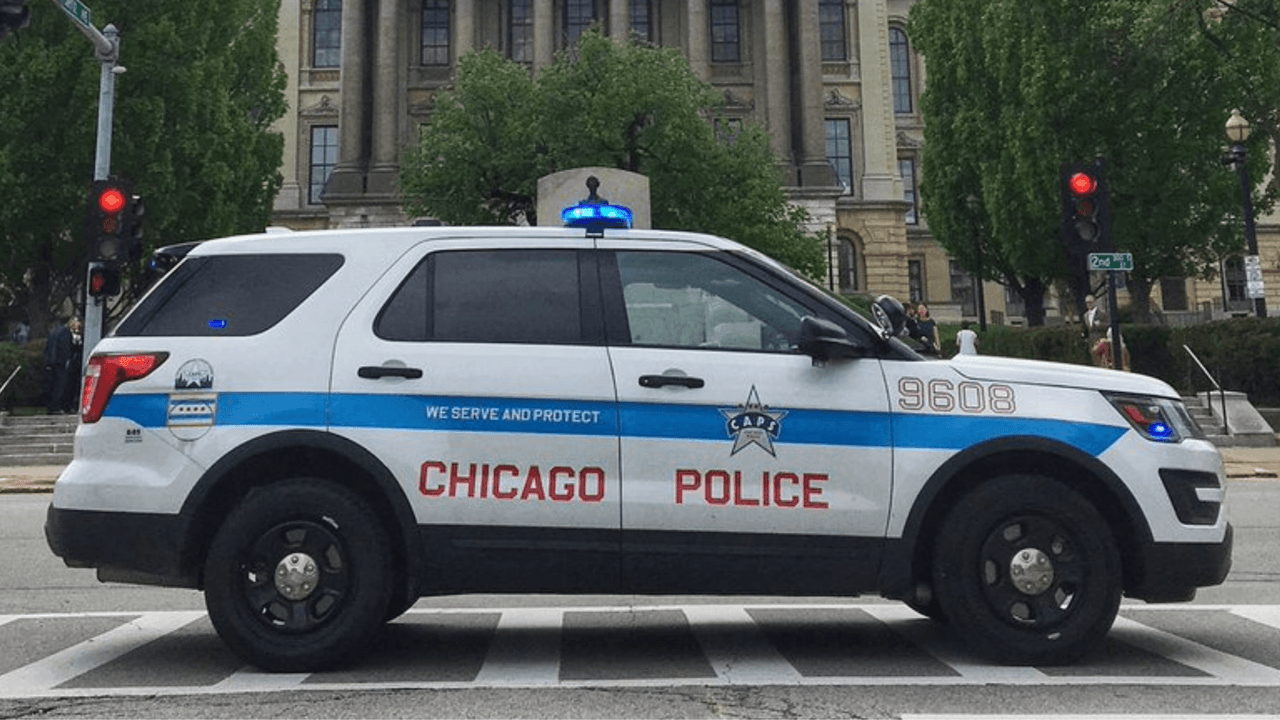Patrulla de policía de Chicago choca contra un vehículo en Logan Square
