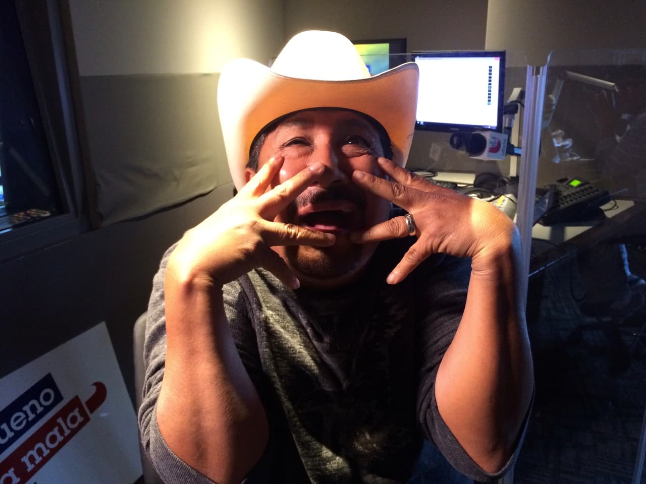 En estas fotos podemos apreciar como 
<a href="http://www.univision.com/personas-el-feo">El Feo</a> pasó un susto, al encontrarse con La Llorona este martes 13.