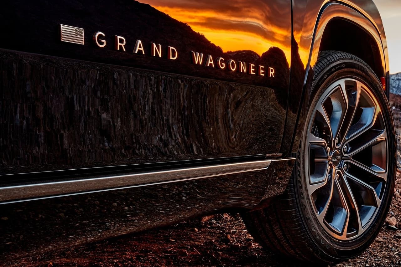 Ambas variantes pueden equipar rines de 20 o 22 pulgadas, dependiendo del nivel de equipamiento, aunque la Grand Wagoneer también ofrece diseños y acabados exclusivos.