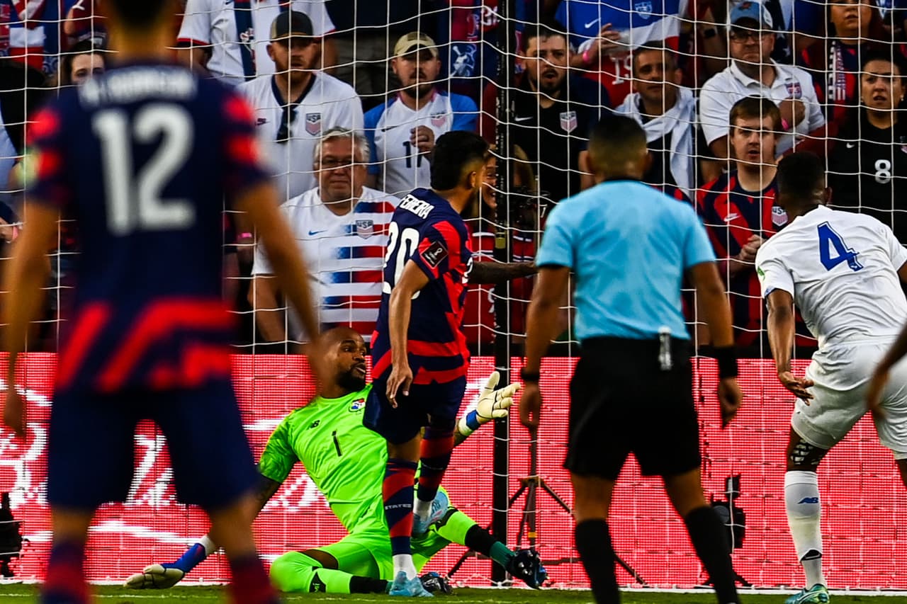 Con gran actuación de Christian Pulisic, la selección de Estados Unidos le pasó por encima a Panamá, lo eliminó y puso pie y medio en Qatar 2022 en lo que sería su regreso a una Copa del Mundo.