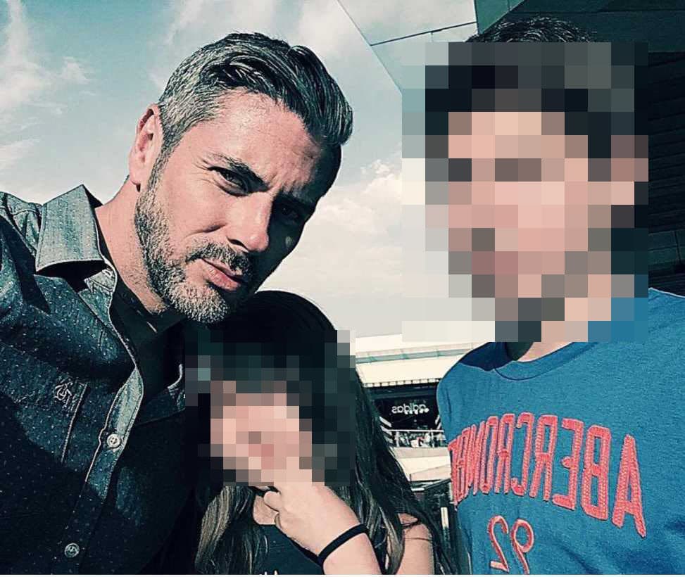 La expareja del también modelo lo acusó de haber abusado sexualmente de su hija de 14 años. El actor tiene dos hijos: un varón y una niña.