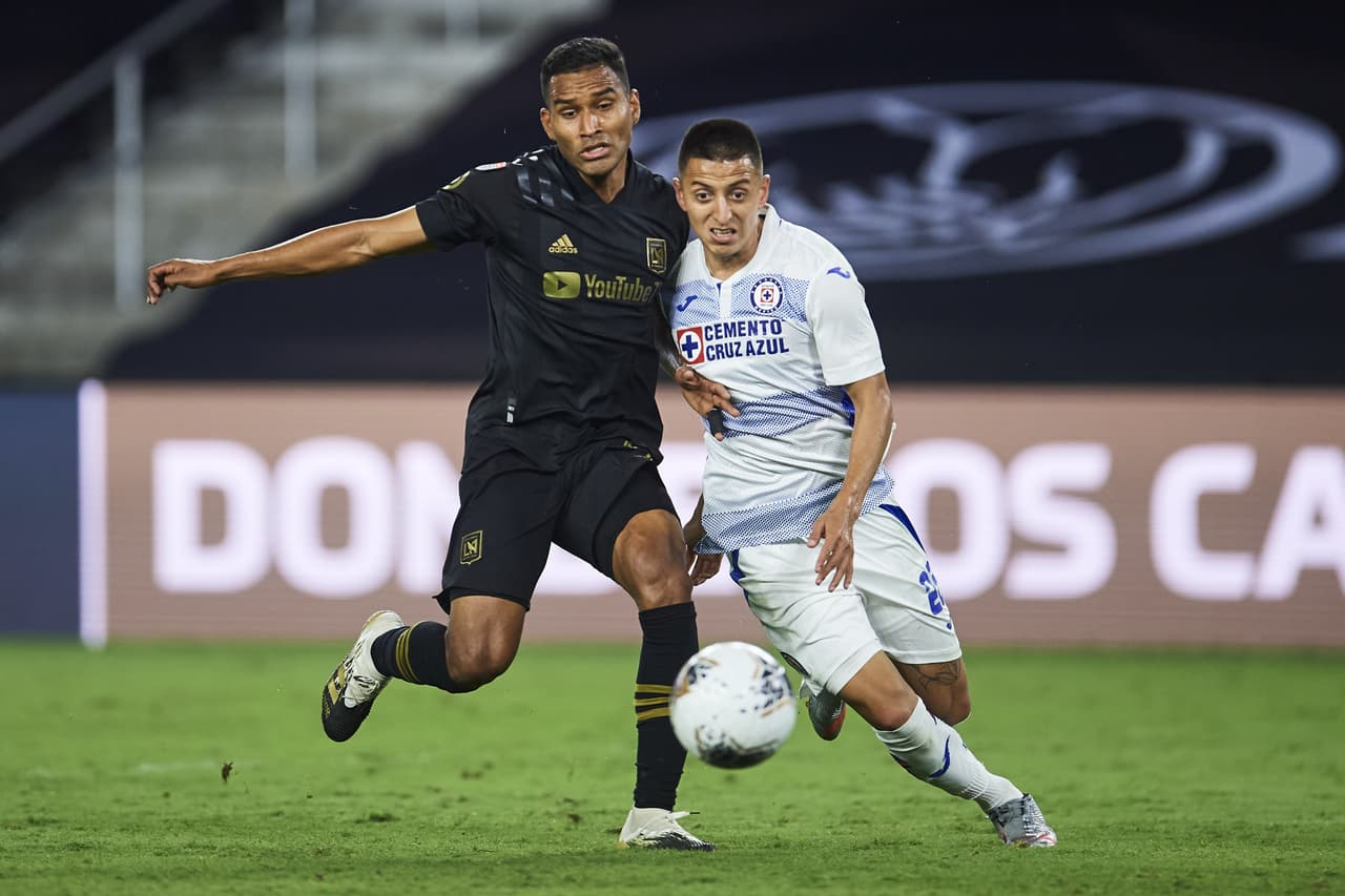 Carlos Vela y Kwadwo Opoku consiguen imponerse al Cruz Azul 2-1 en partido único y avanzan a las semifinales del torneo.