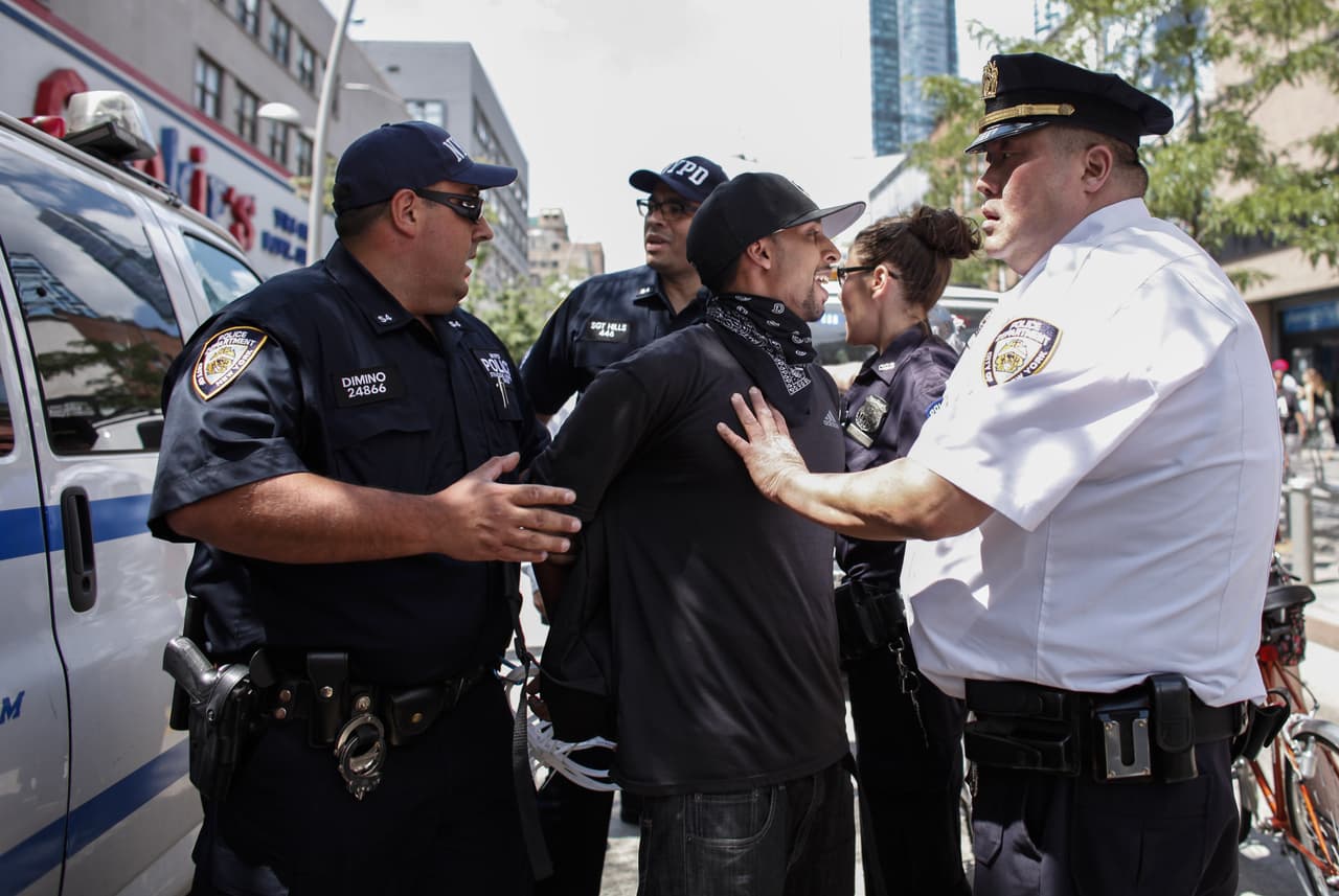 Este domingo, cientos de familiares, activistas y simpatizantes se reunieron en el lugar donde Michael Brown fue asesinado por un policía blanco para conmemorar el primer aniversario del tiroteo que sacudió a toda una nación.