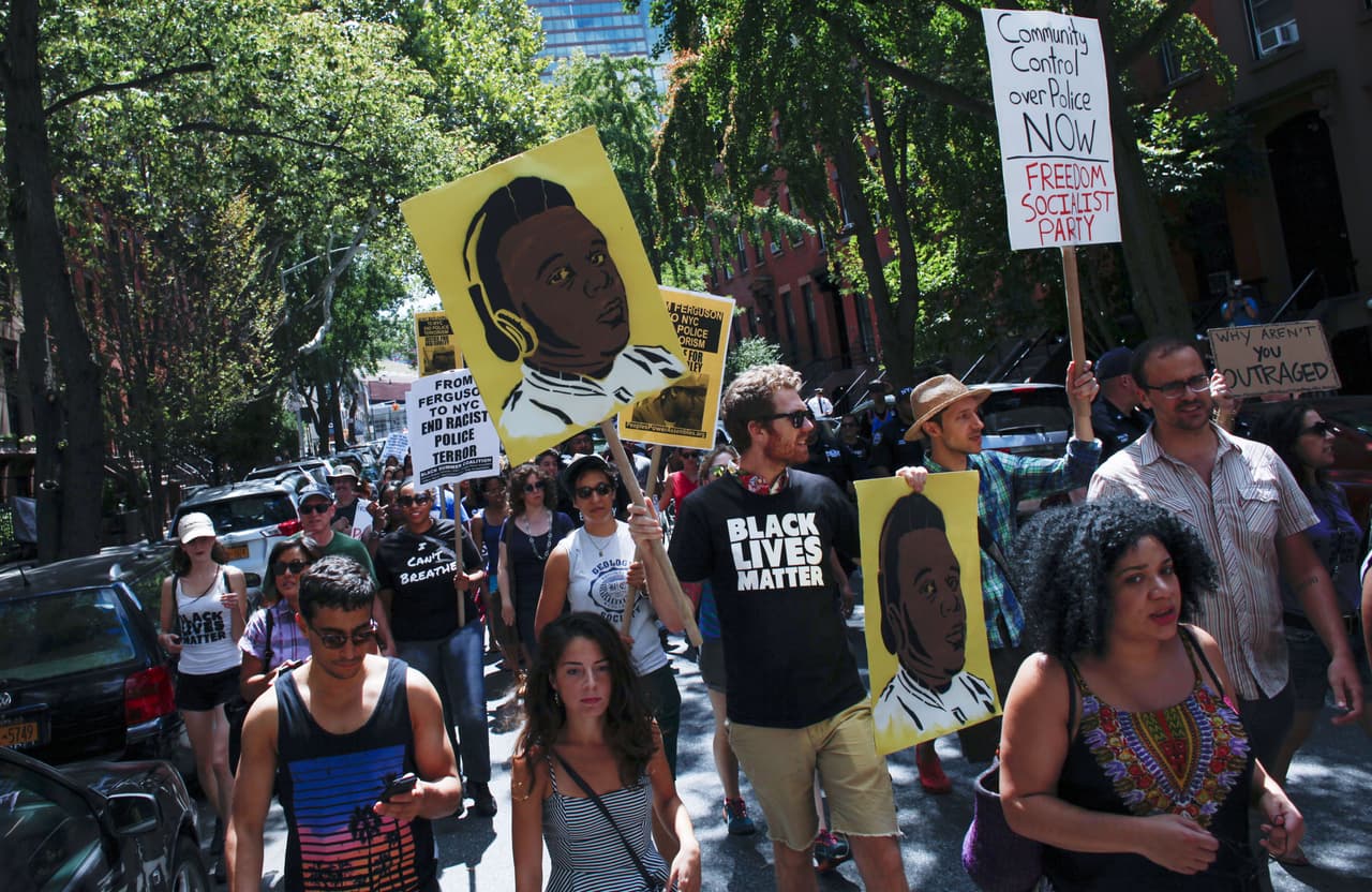 Unas semanas antes, en julio de 2014, el también afroamericano Eric Garner falleció asfixiado cuando un policía de Nueva York le inmovilizó con una llave prohibida, mientras la víctima gritaba: "No puedo respirar".