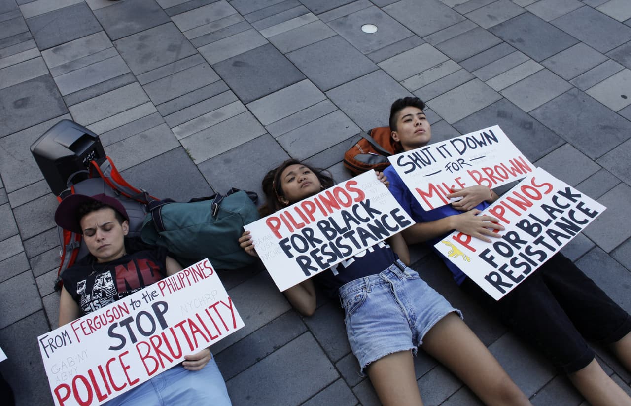 Los manifestantes se tiraron en una plaza simulando estar muertos.