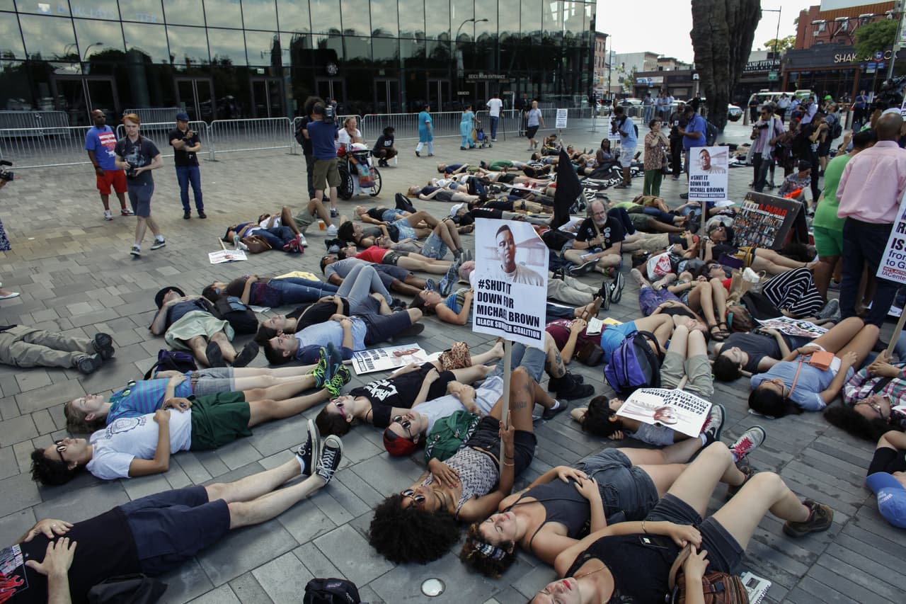 Los manifestantes se mantuvieron en silencio momentos antes de levantarse y unirse a otra marcha.