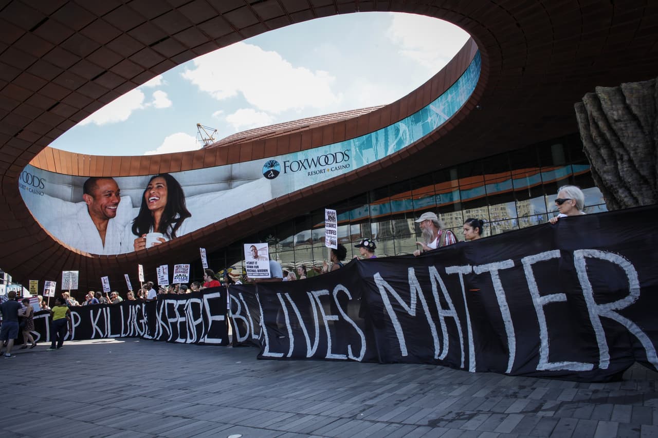 Tras recibir las heridas de bala, Brown permaneció tendido cuatro horas en el asfalto de Ferguson.