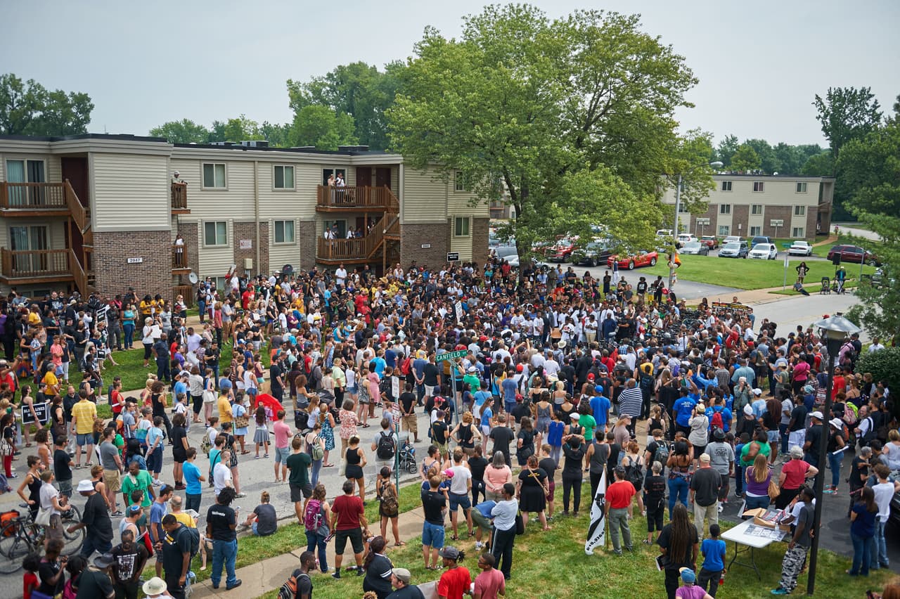 Con pancartas y gritos exigían justicia a la muerte del joven afroamericano que perdió la vida tras el disparo de un policía blanco.