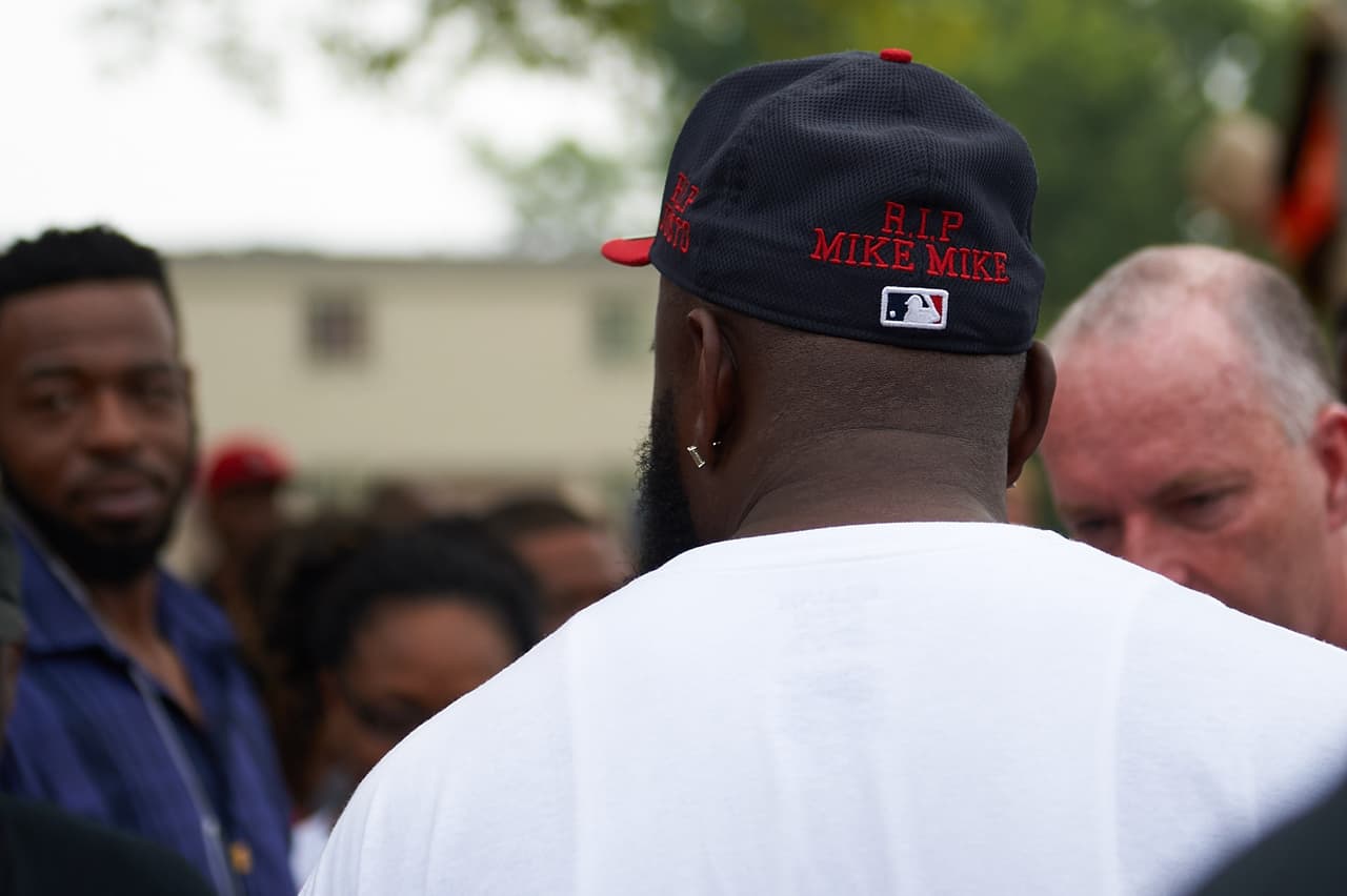 Cambiar las relaciones entre policías y las comunidades minoritarias ha sido una constante en las peticiones de la marcha.