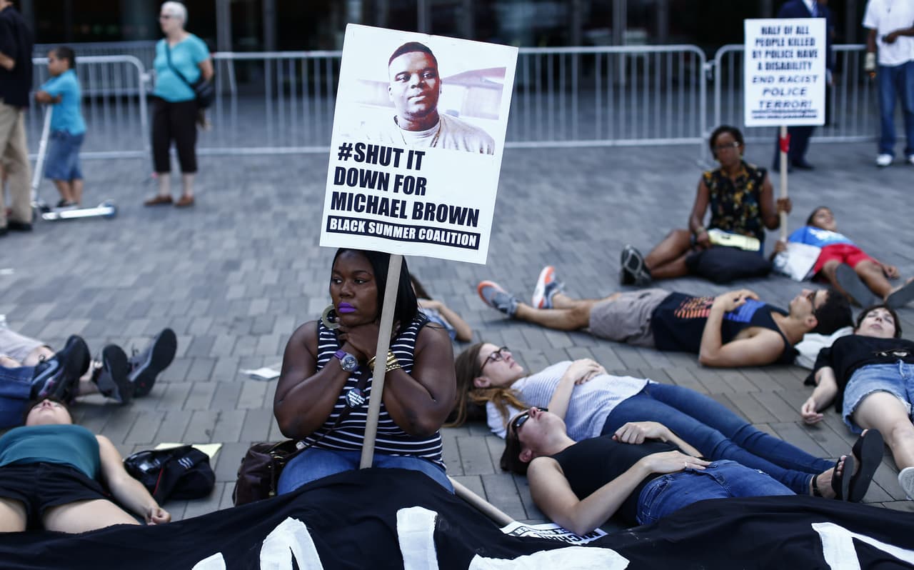 Cientos de personas marcharon este domingo en Brooklyn para unirse a las manifestaciones a un año de la muerte de Michael Brown.
