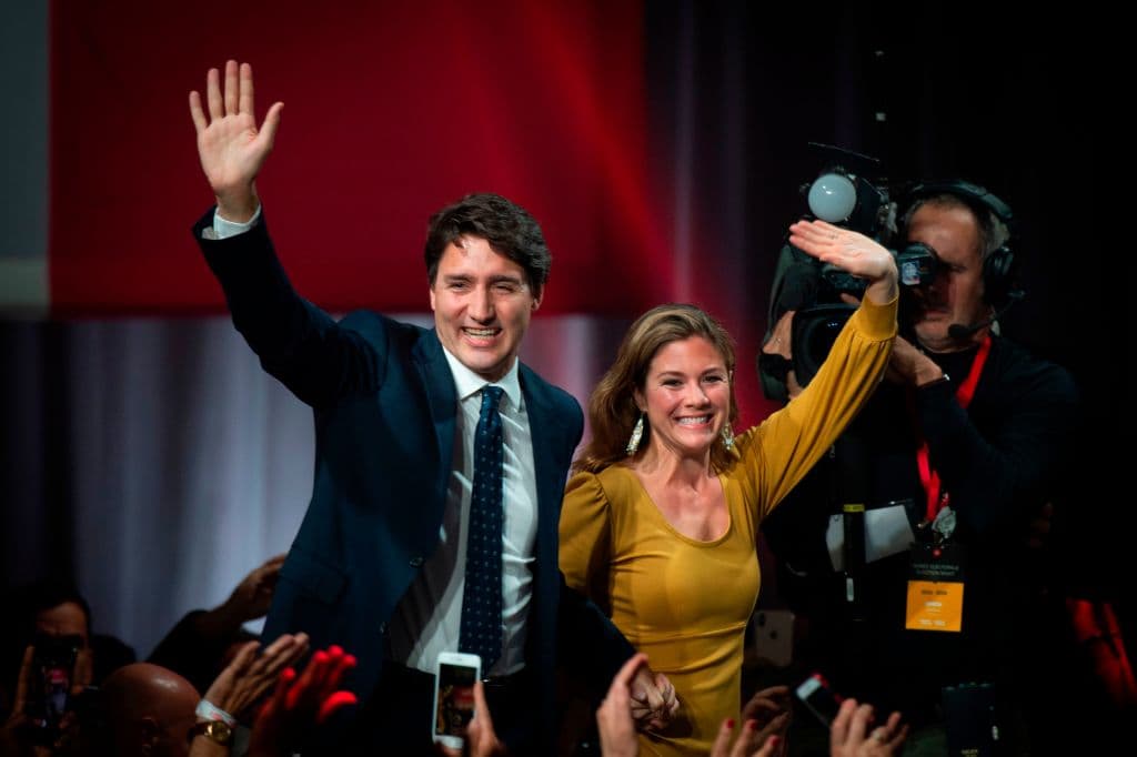 La esposa del primer ministro de Canadá, 
<b>Sophie Gregoire</b> (44), dio positivo a coronavirus y por lo tanto ella y su marido, 
<b>Justin Trudeau</b> (48), estuvieron en cuarentena voluntaria en su casa.