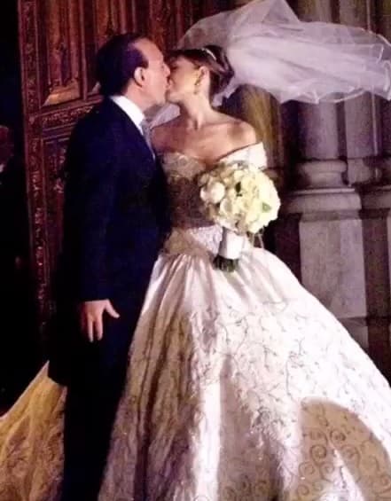 “Tenemos la libertad de que
<b> a</b> 
<b>ella le hace ropa mucha gente</b> y yo puedo vestir a quien se me antoje, lo que significa de alguna manera que ella 
<b>no es celosa ni con sus empleados</b>”. comentó.