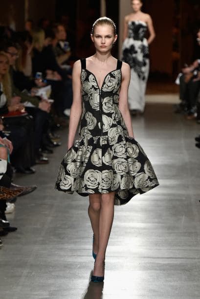 La colección de Oscar de la Renta también integró flores en dorado.