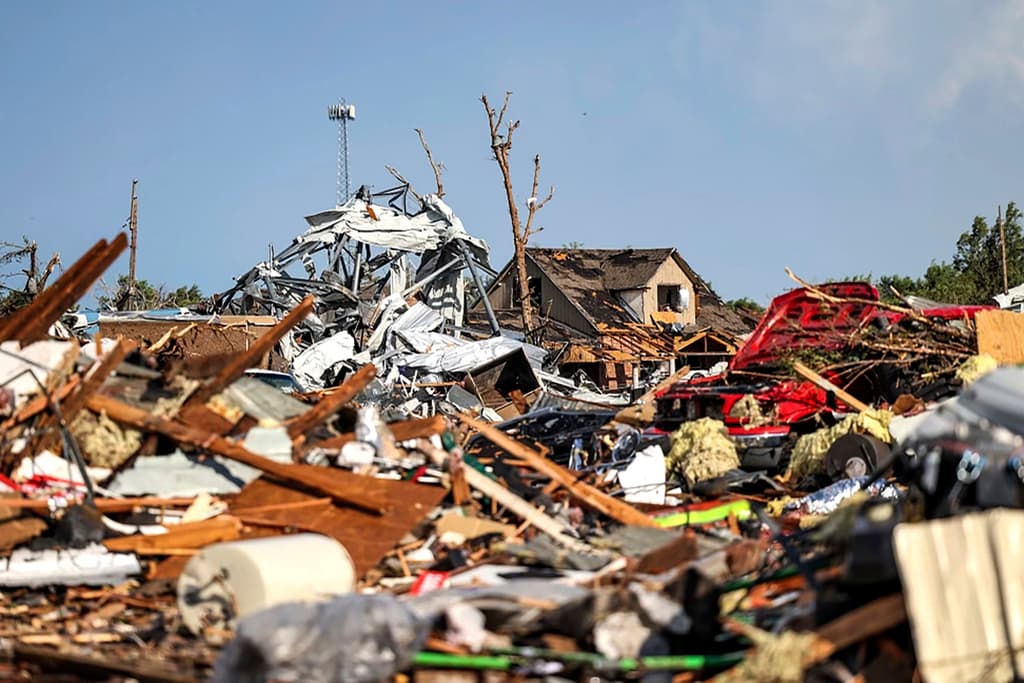 Un área residencial de Perryton cubierta de escombros el jueves tras el paso de un tornado.