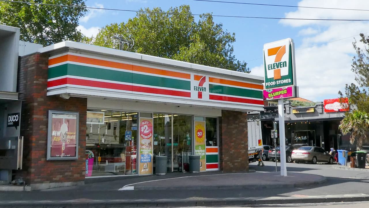 <h3 class="cms-H3-H3">Dónde tiene más presencia en Estados Unidos </h3>7-Eleven concentra gran parte de sus tiendas
<b>en pocas ciudades clave.</b>
<br>Las principales son:
<br>👉🏻
<b>Las Vegas</b>, con 176 tiendas
<br>👉🏻
<b>Dallas</b>, con 133
<br>👉🏻
<b>Orlando</b>, con 123
<br>👉🏻
<b>Los Ángeles</b>, con 117
<br>👉🏻
<b>Chicago</b>, con 100
