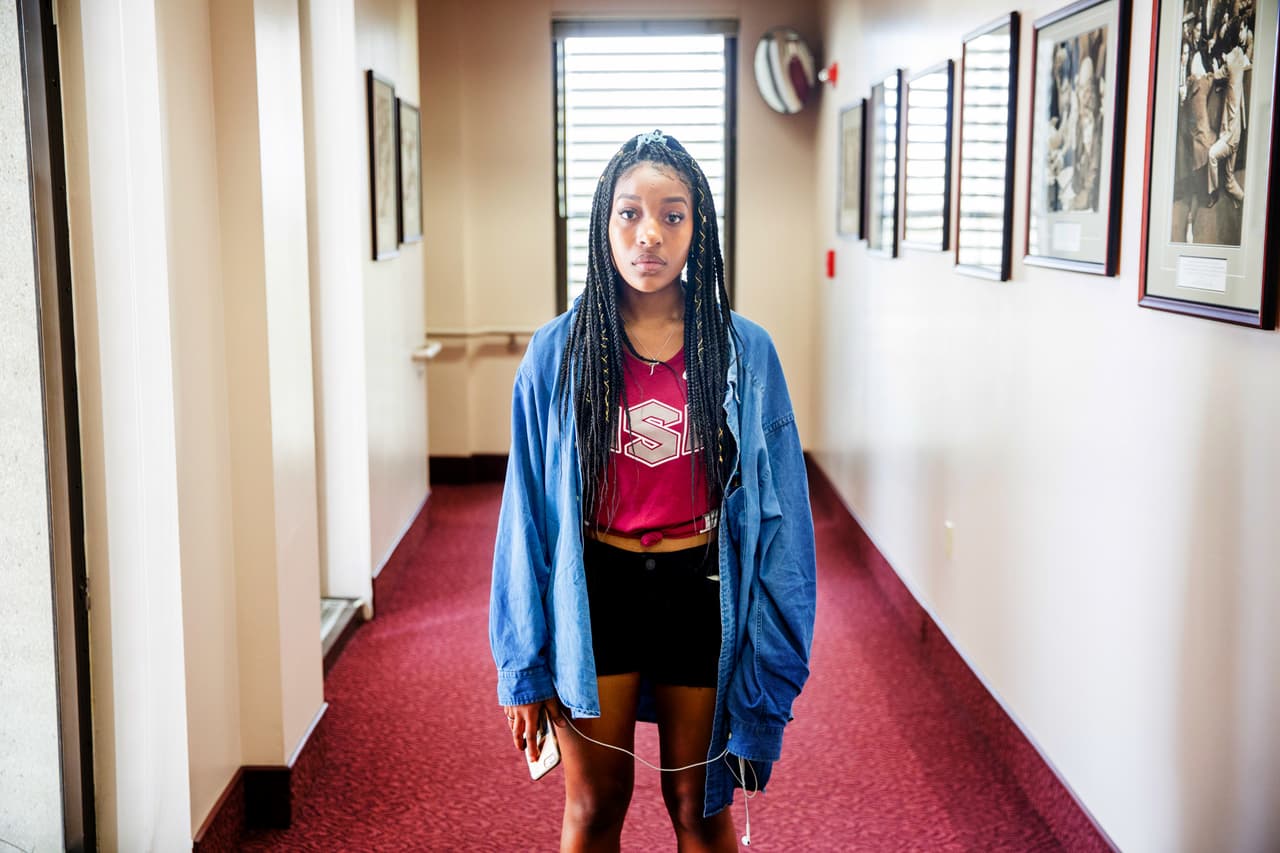 Desde el día siguiente al tiroteo,
<b>Tyra Hemans</b>, alumna del último año de la secundaria Marjory Stoneman Douglas, ha protestado a gritos y en silencio. “Los miraré a los ojos y les preguntaré si me ven como una persona o como un signo de dólar. A los políticos no les importan las personas; si fuera así, hubiesen cambiado las leyes después de Columbine, las armas son para matar”, dijo Hemans antes de viajar a la capital del estado a encontrarse con legisladores. “Estamos cansados de morir, estamos cansados del dolor, queremos justicia, es suficiente”, gritó frente a los periodistas antes de subir al autobús.
<br>