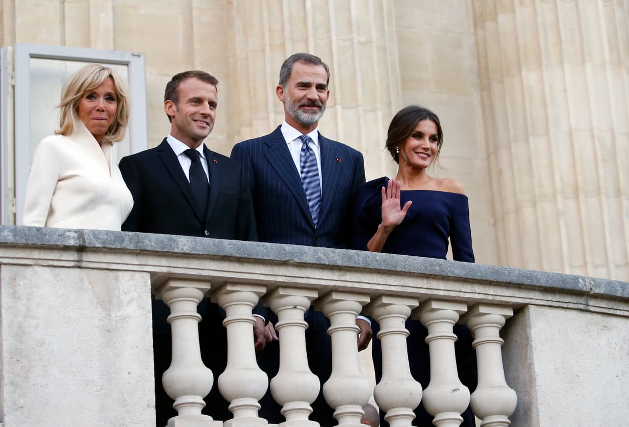 Los reyes de España fueron recibidos por el presidente francés Emmanuel Macron y la primera dama.