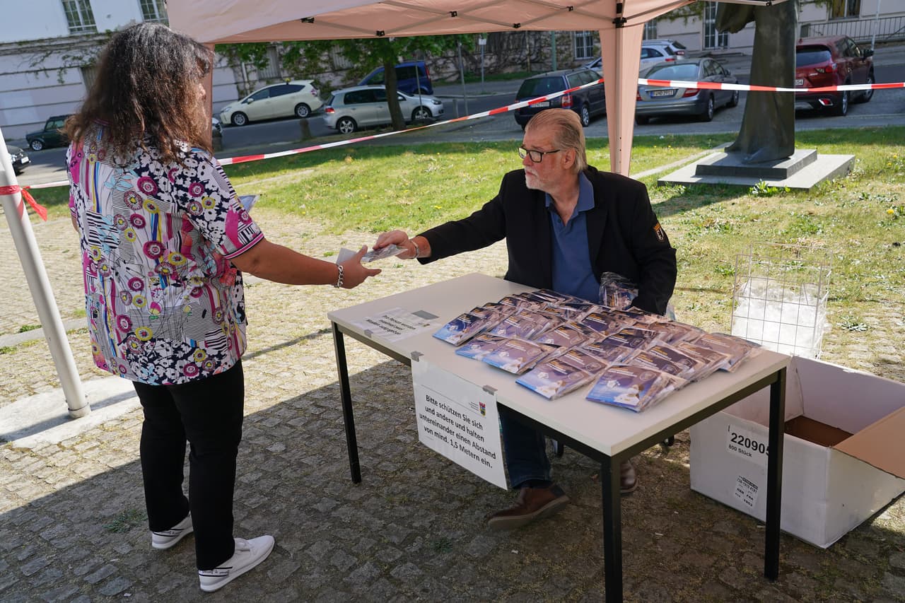La oficina del distrito 33 de Chicago entregará mascarillas de 11:00 am a 1:00 pm el sábado y martes, en la 3001 oeste de la Irving Park Road.