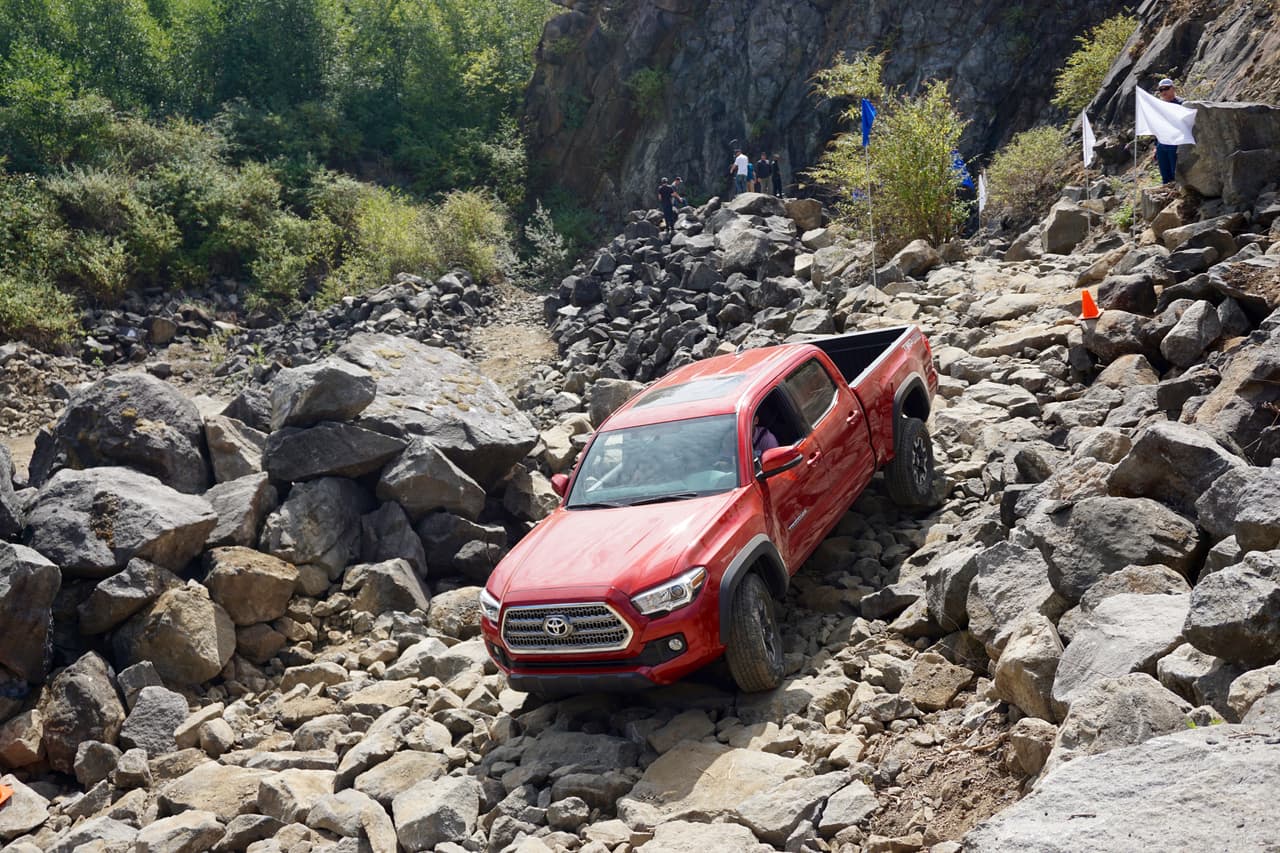 <b>La peor pick up – <a href="http://www.univision.com/noticias/toyota">Toyota</a> Tacoma: </b>Si bien los autores de la lista le reconocieron un buen desempeño en terrenos desafiantes, le critican su conducción y su andar. Además, se le atribuye una posición de manejo incómoda y una cabina que no logra atenuar ruidos. Su precio inicial es de 24,825 dólares.