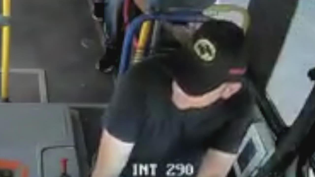 José del Carmen Padilla murió al recibir dos impactos de bala mientras trabajaba como conductor de un autobús de servicio público en Barranquilla, Colombia. Las investigaciones relacionan al sospechoso con una banda de extorsionistas que amenaza a trabajadores para quitarles dinero. La víctima deja una viuda y cuatro hijos huérfanos.