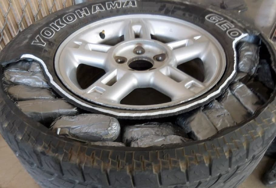 Varios paquetes de droga escondidos en una llanta