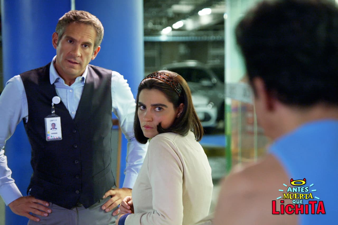 Roberto impide que Alicia aborde el taxi pirata de “El Axilas”.