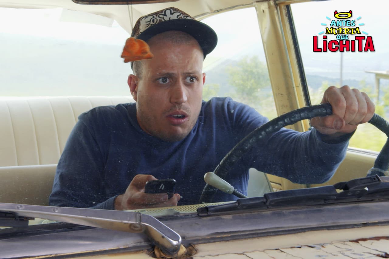 “El Chanclas” choca al intentar mandar un mensaje de texto.