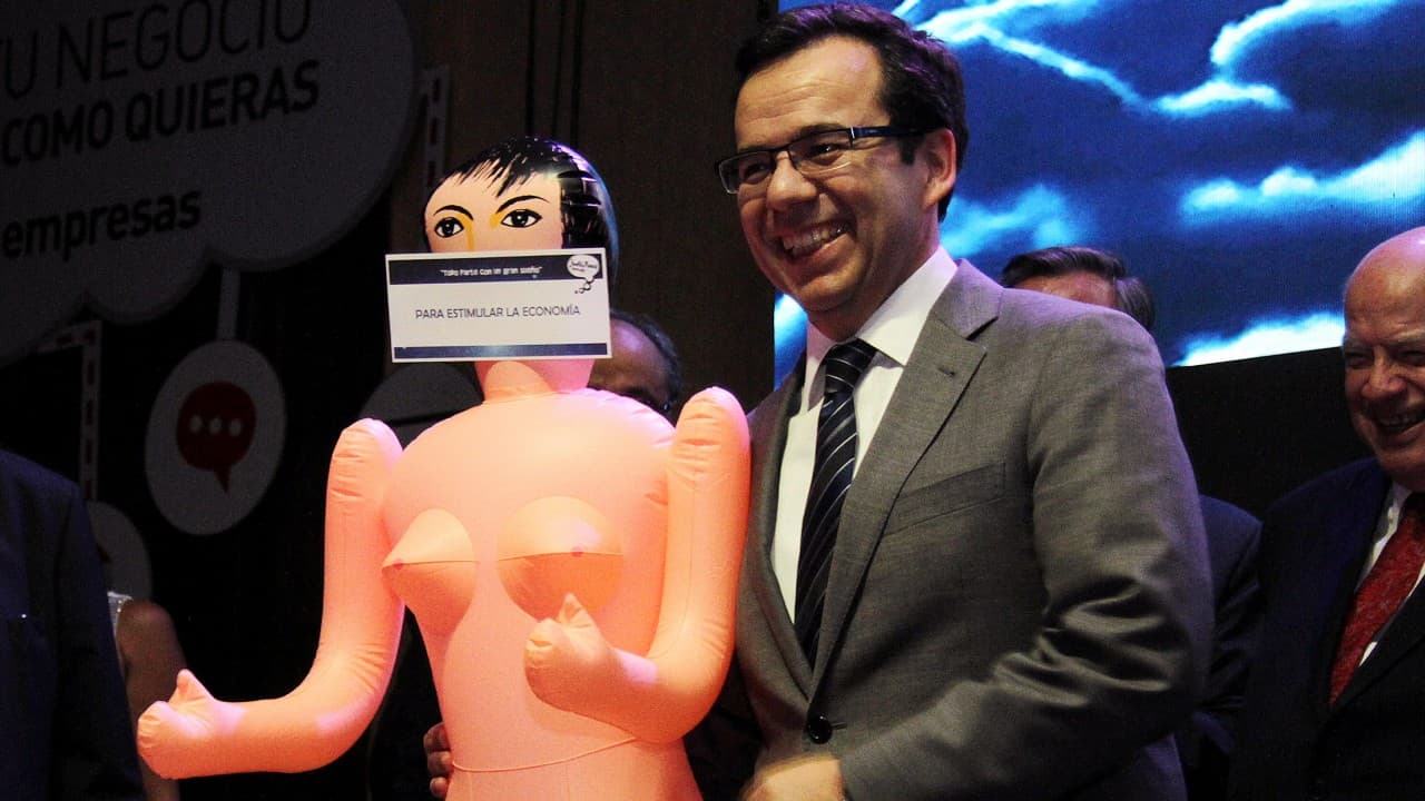 La muñeca inflable para “estimular la economía” que escandaliza a Chile