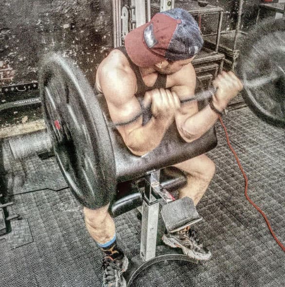 Prince Royce ejercitando sus bíceps.