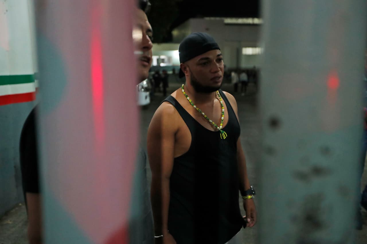 Esta fuga masiva pone al descubierto las
<b> condiciones de sobreproblación de la estación Siglo XXI</b>, que según reportes está pensado para unas 900 personas. Solo en el escape masivo del jueves habían más de 1,000 migrantes.