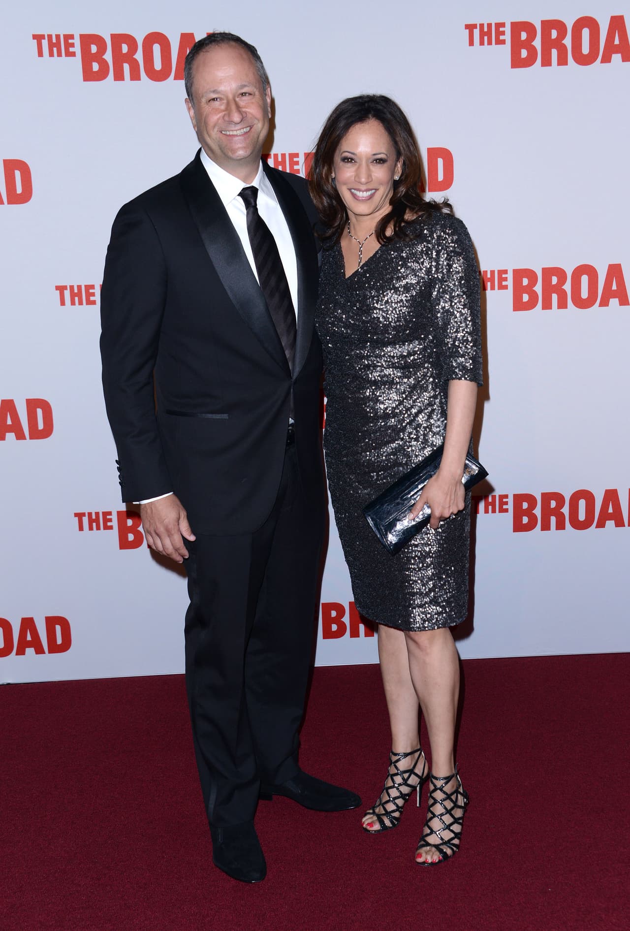 <b>Representa a clientes famosos.</b> Emhoff ingresó al campo del derecho del entretenimiento, trabajando como litigante en varias firmas. Ha representado a clientes famosos como Taco Bell Chihuahua y el ex receptor abierto de los Chicago Bears Willie Gault. Actualmente es socio de DLA Piper.
<br>