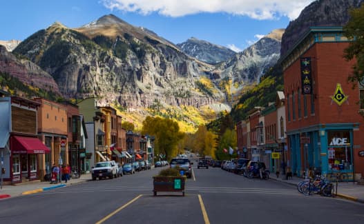 <b>18.- Telluride, Colorado.- </b>Esta pintoresca ciudad con 2, 426 habitantes es un destino ideal para visitar, con costos menores a los que podríamos encontrar en otros destinos del estado como Aspen y Boulder. Este lugar cuenta con gran valor histórico y cabe señalar que fue el primer lugar en el mundo en contar con farolas eléctricas. 
<br>
