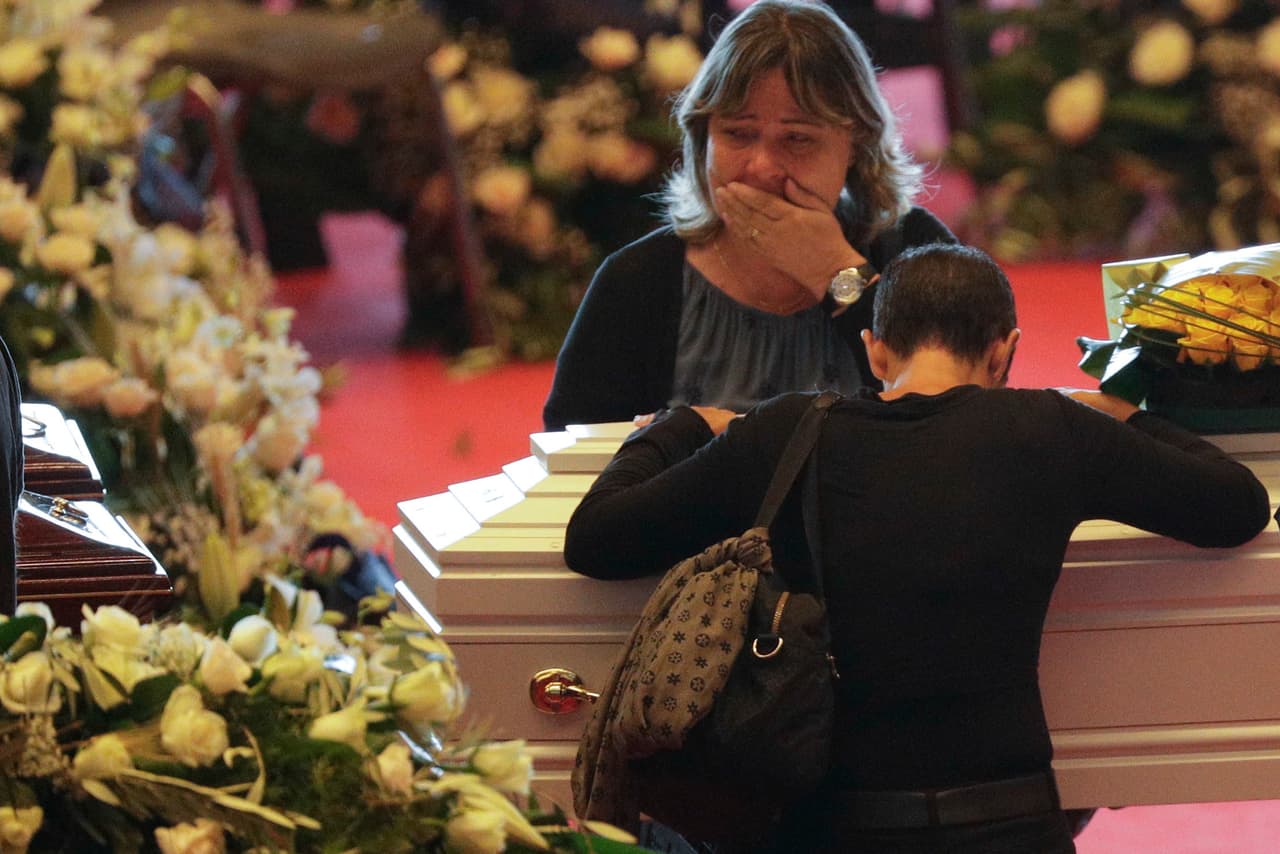 Los familiares del resto de fallecidos decidieron ceremonias privadas, 
<b>algunos como protesta ante un Estado que consideran que no ha protegido a las personas</b>, como en el caso de las familias de cuatro jóvenes de Torre del Greco, una localidad en el sur de Italia.