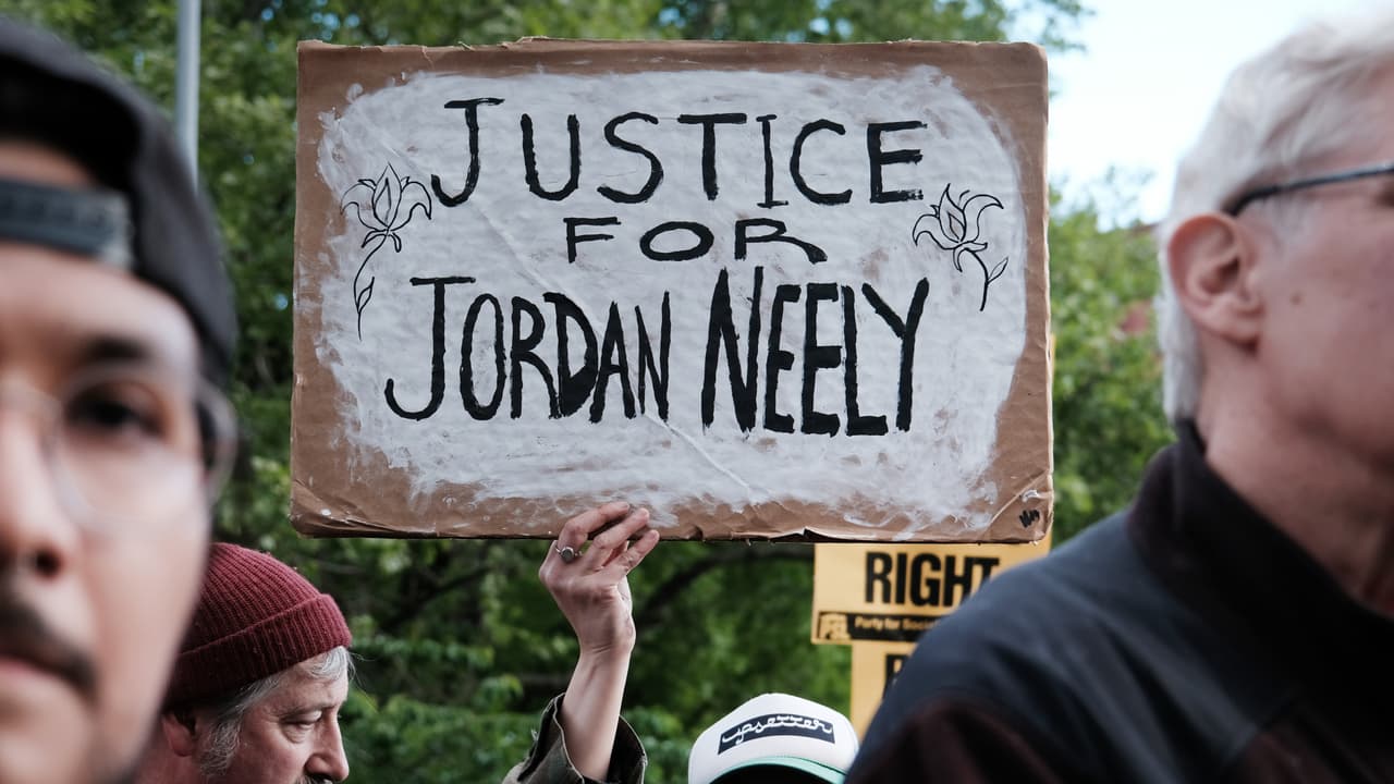 Daniel Penny se entrega tras ser acusado por el homicidio de Jordan Neely en el subway de NY