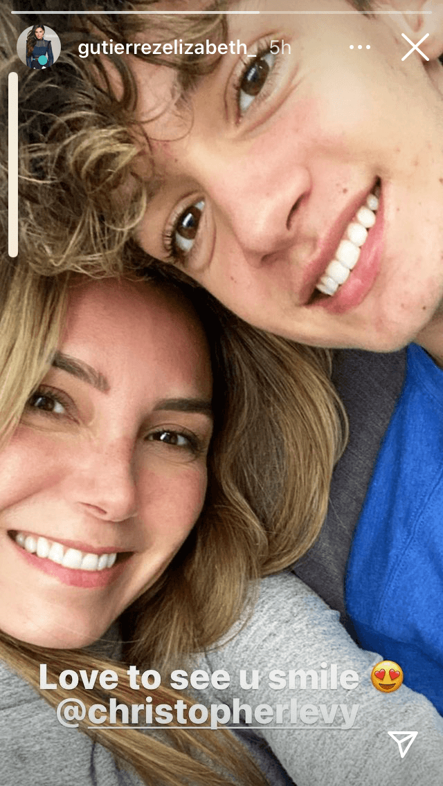 La también actriz publicó en sus historias esta imagen junto al chico, en la que le expresó su amor.
<br>