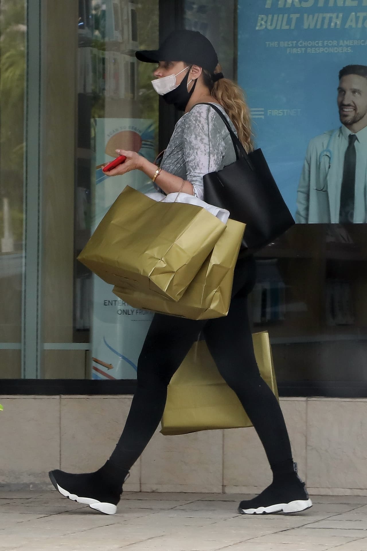 Mientras en una salió con una sola bolsa, en esta lo hizo con tres.