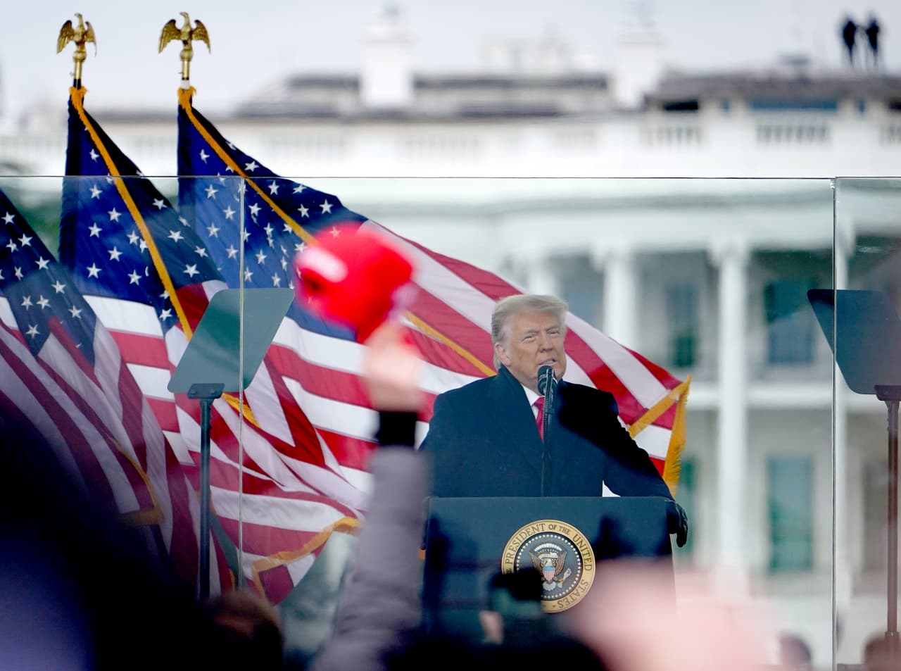 <a href="https://www.univision.com/temas/donald-trump"><u>Donald Trump</u></a> habla a la multitud que respondió a la convocatoria de una gran manifestación en la capital. En su intervención acusó a los medios de comunicación de ocultar el tamaño del grupo que se congregó en Washington para escucharlo. Los medios de comunicación y las autoridades electorales declararon al demócrata 
<a href="https://www.univision.com/temas/joe-biden"><u>Joe Biden</u></a> como ganador de las elecciones del 3 de noviembre, pero Trump se resiste a aceptar su derrota.