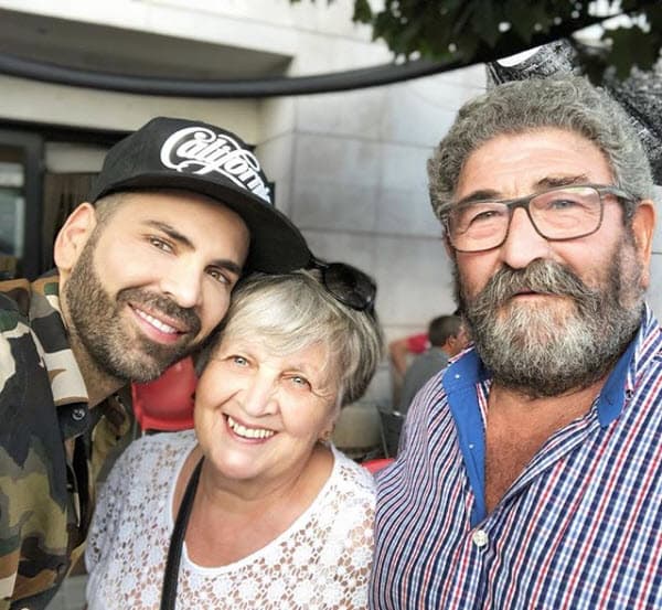 A través de las redes sociales ha compartido momentos de sus vacaciones y aprovechó para presentar a sus padres: "Mi madre dice que soy igualito a mi padre. No sé...".