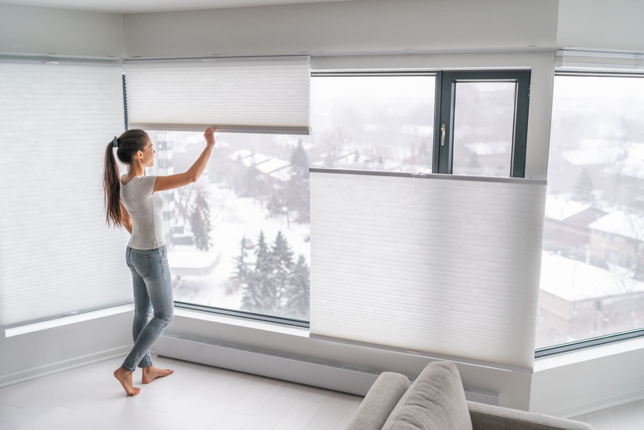 <b>Mantén tu casa ventilada.</b> Es importante que aproveches la luz de sol que haya en el día para darle algo de calor a tu casa. Abre las persianas o cortinas durante la mañana para permitir el paso de la luz solar.