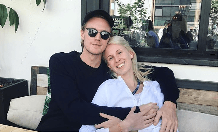 Rodeado de su familia, el hermano menor de 
<b><a href="https://www.univision.com/shows/hoy/estoy-muy-feliz-muy-enamorada-paris-hilton-sobre-su-relacion-con-chris-zylka-video">Paris Hilton</a></b>, 
<b>Barron,</b> se casó este domingo con la escritora y socialite 
<b>Tessa Gräfin von Walderdorff </b>en una romántica ceremonia en la isla caribeña de 
<b>San Bartolomé</b> (al sureste de Puerto Rico).