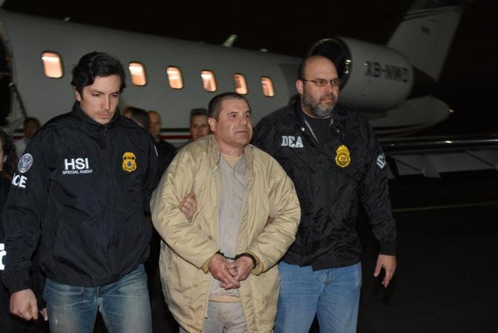 <b>Extradición a EEUU, 2017.</b> El 19 de enero el gobierno mexicano entregó a 
<a href="https://www.univision.com/noticias/extradiciones/el-narcotraficante-mexicano-joaquin-el-chapo-guzman-es-extraditado-a-nueva-york">Guzmán a un grupo de agentes estadounidenses que lo llevaron a Nueva York en un pequeño avión</a>. Un día después apareció en un tribunal en Brooklyn y se declaró inocente de 17 cargos criminales por haber dirigido la organización de narcotráfico más grande del mundo.
