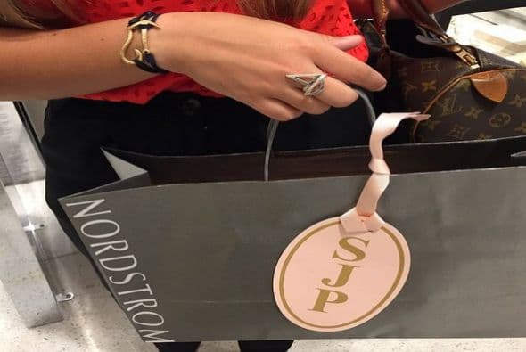 Los fans podían escoger si querían que les firmara una etiqueta de colección, la caja de los zapatos o el zapato como tal. (fotos: Twitter)