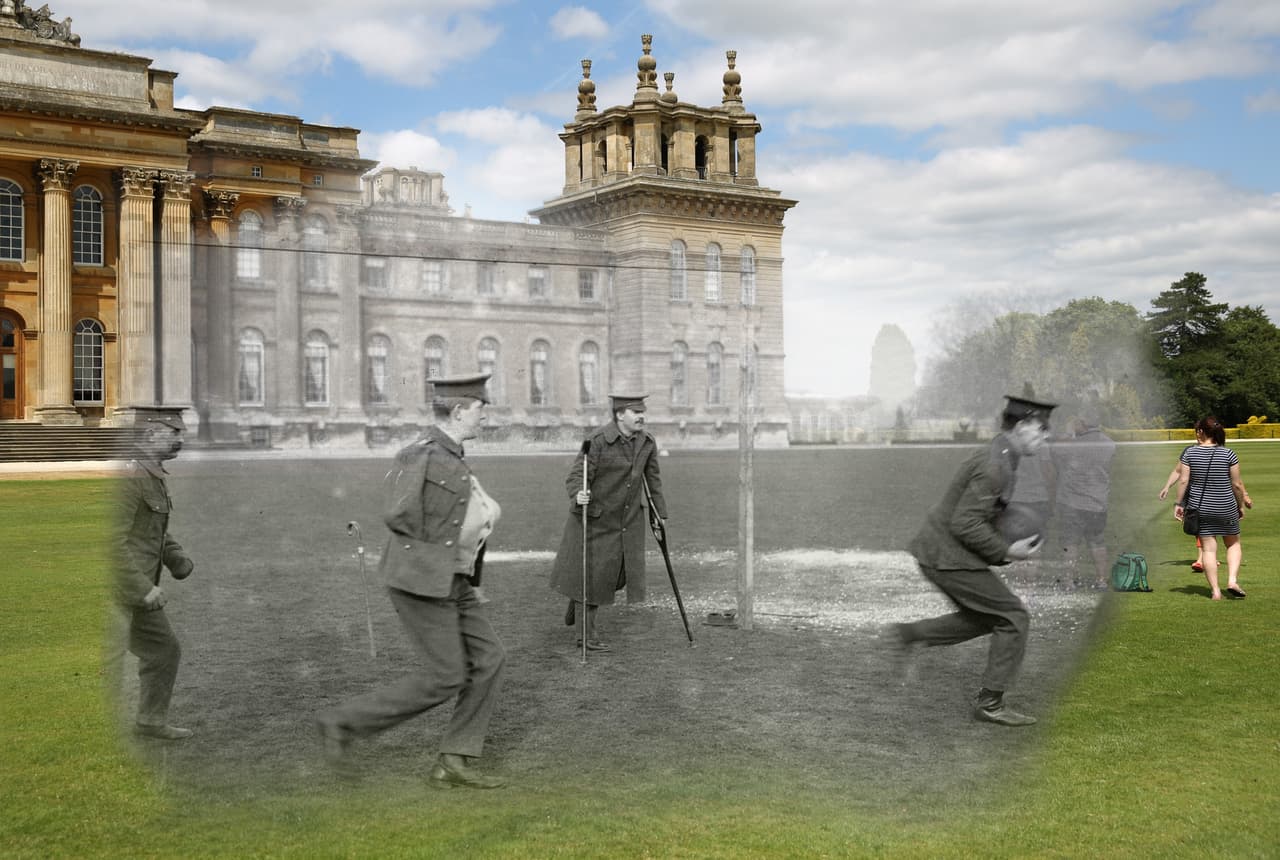 <b>Woodstok, Inglaterra (1916-2014). </b> Una fotografía de varios soldados heridos jugando fútbol frente al Palacio Blenheim en Woodstok, Inglaterra, mezclada con otra imagen del mismo lugar tomada 98 años después. En el conflicto murieron unos 9 millones de soldados y al menos 20 millones resultaron heridos.