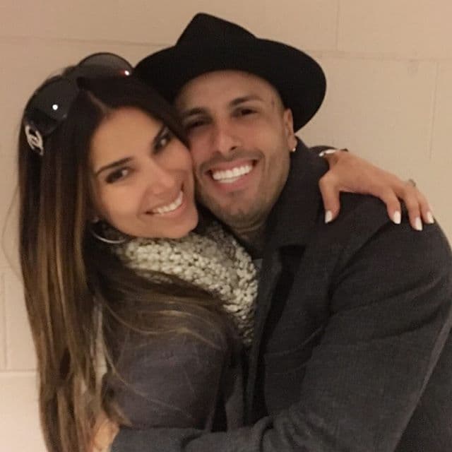 Obvio, Roselyn Sánchez también fue otra de las estrellas que atrajo miradas. Miren nada más cómo la abrazó Nicky Jam.