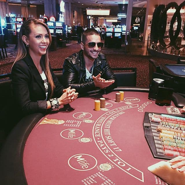 Antes del show, Maluma aprovechó su estancia en los casinos para apostar un poco de dinerito, aunque no sabremos si ganó pero sí que disfrutó mucho de su participación en Latin GRAMMY.